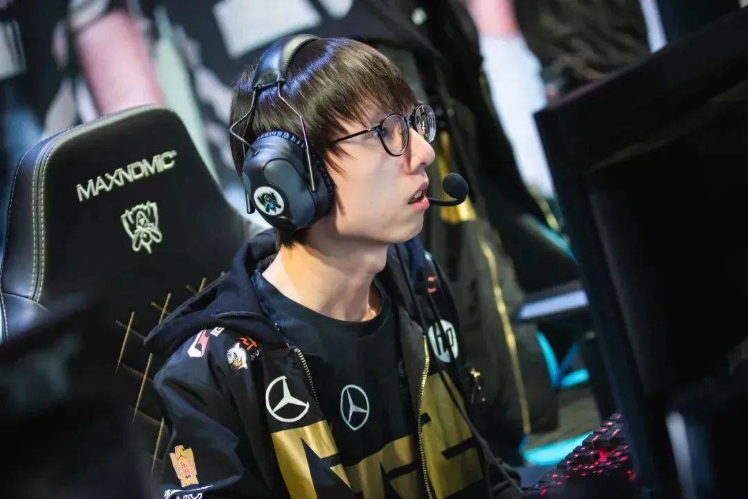 Uzi迎来五赛季出色发挥，DWG观众热烈欢呼！
