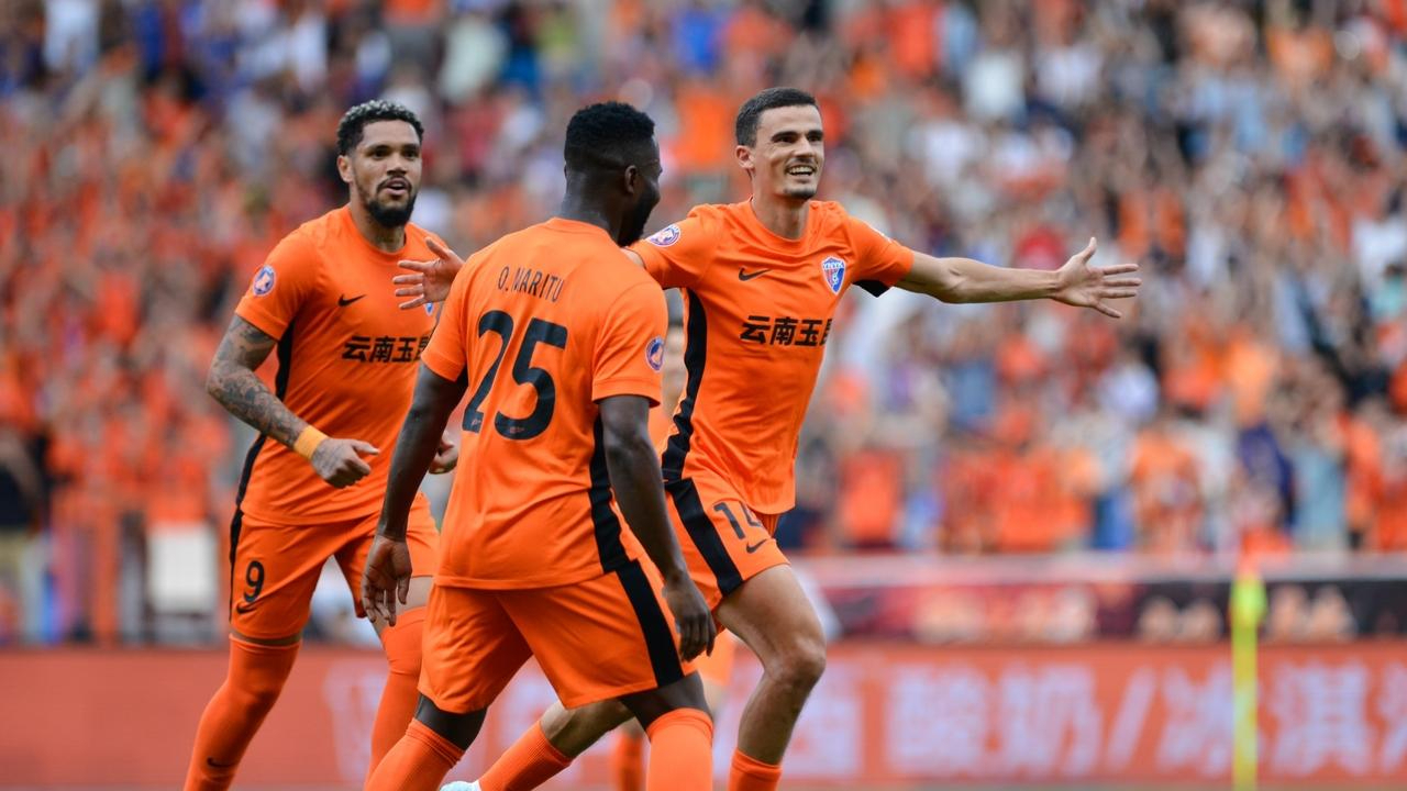 关于上海申花训练开放日；国际比赛日门线救险引欢呼；欧篮联在即；轮换策略成焦点的信息