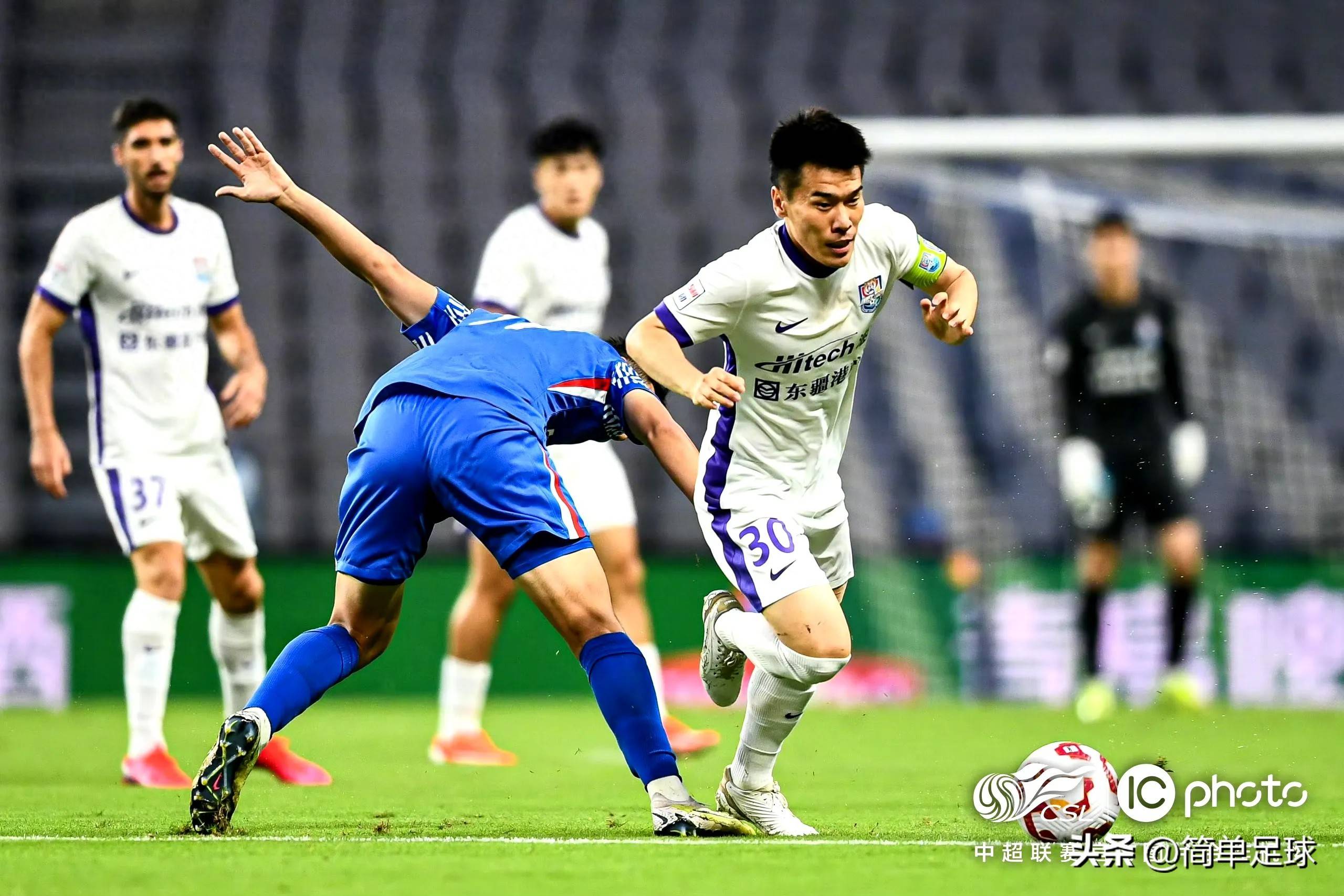 关于上海申花训练开放日；国际比赛日门线救险引欢呼；欧篮联在即；轮换策略成焦点的信息